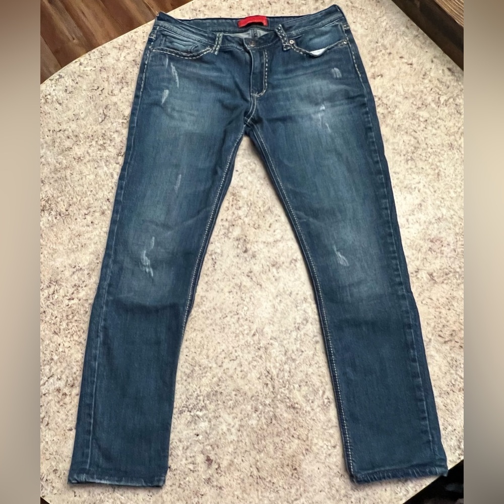 These are super cute jeans. Kinda between straight and skinny 31